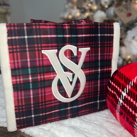 Victoria Secret Sherpa Tote & PINK Blanket Set - Picture 2 of 12